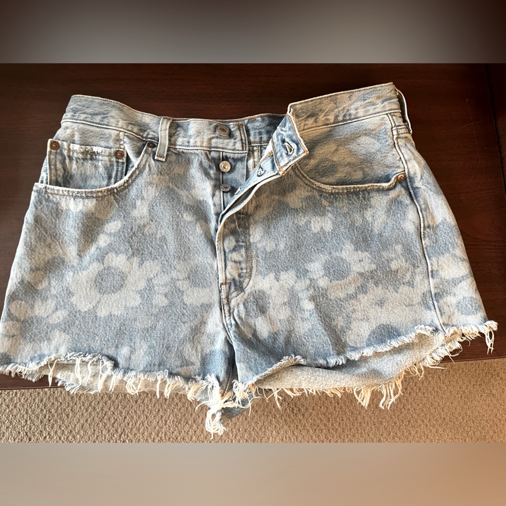 Ladies Button Fly 501 NWOT sz 32 Floral Denim Distressed shorts. Super Cute!